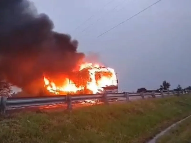 Incendio de vehículo causa bloqueo en Zinapécuaro