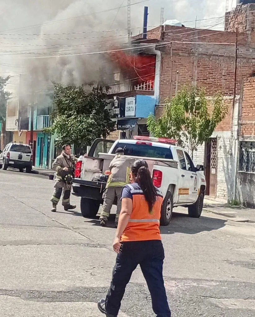 Incendio en domicilio de la Obrera en Morelia dejó solo daños materiales-3