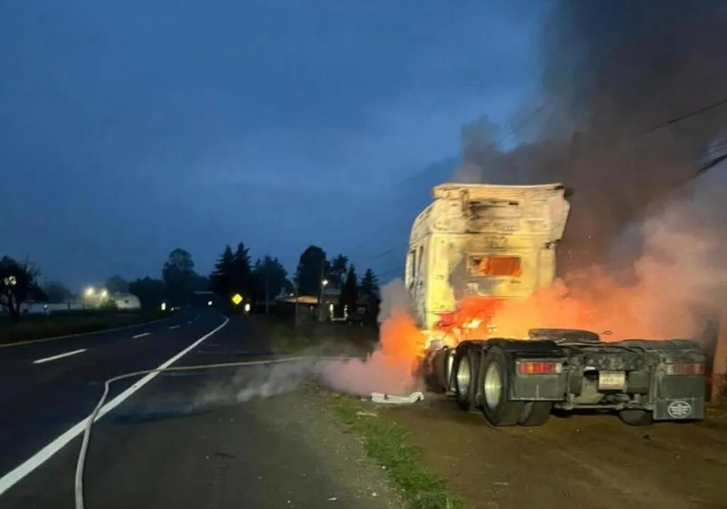 Incendio provocado deja daños materiales en tractocamión