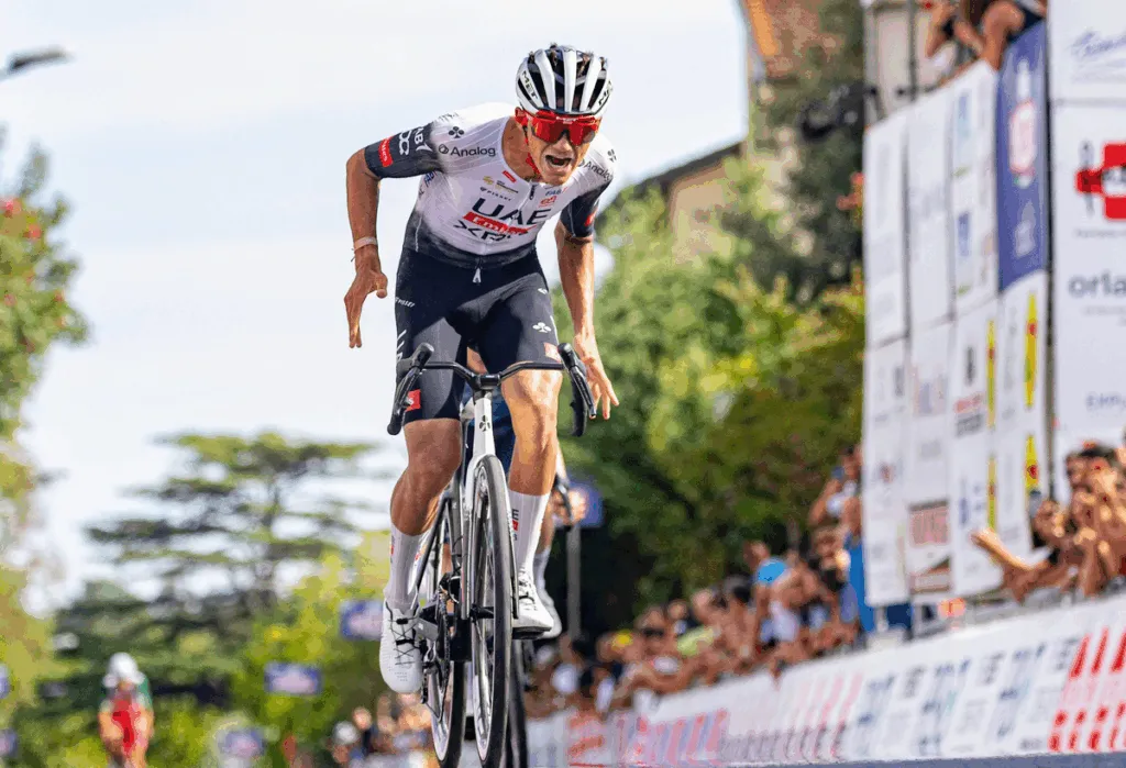 Isaac del Toro arrasa en el Giro della Toscana y abre un nuevo capítulo para el ciclismo mexicano