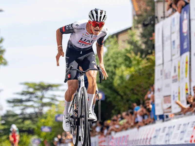 Isaac del Toro arrasa en el Giro della Toscana y abre un nuevo capítulo para el ciclismo mexicano