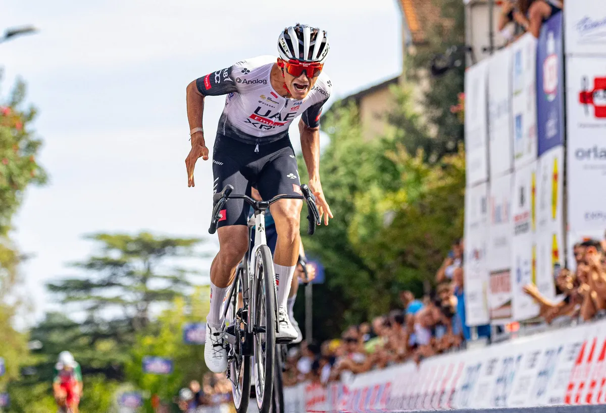 Isaac del Toro arrasa en el Giro della Toscana y abre un nuevo capítulo para el ciclismo mexicano