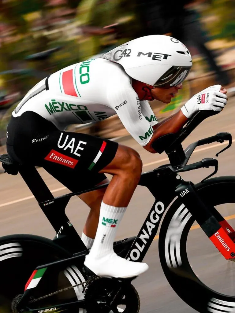 Isaac del Toro recibe cinturones del CMB previo a su participación en el Mundial de Ciclismo-1