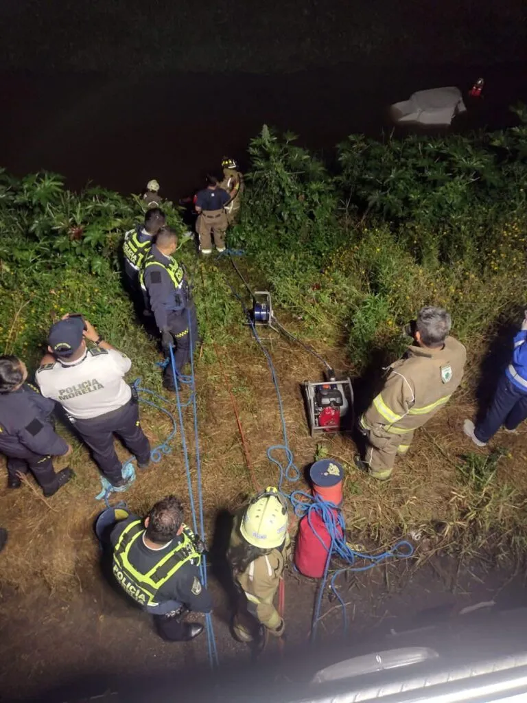 Joven que cayó al río grande en Morelia es rescatado