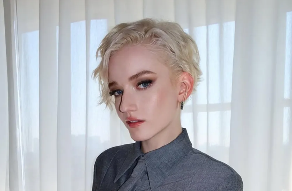 Julia Garner interpretará a Madonna en su película autobiográfica