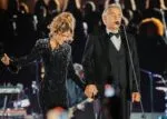 Karol G sorprende en concierto del Vaticano junto a Bocelli