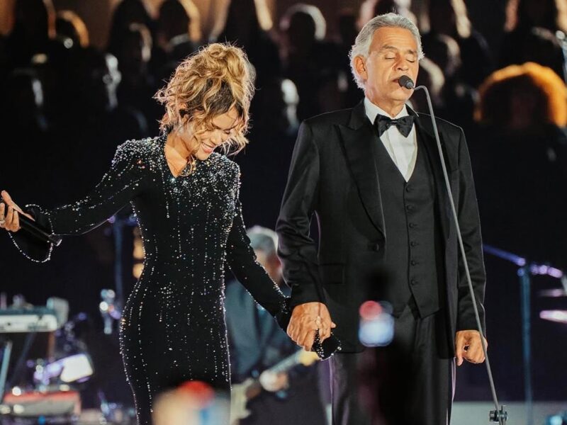 Karol G sorprende en concierto del Vaticano junto a Bocelli