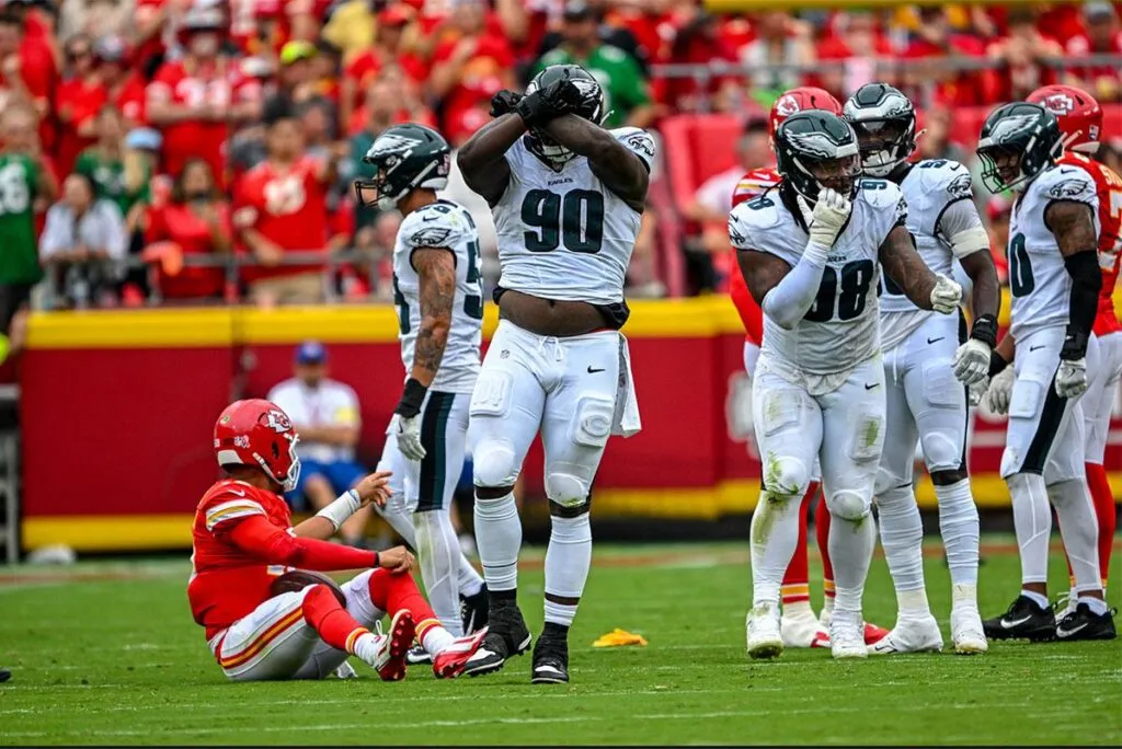 Los Chiefs ligan dos derrotas consecutivas al caer 20-17con Eagles