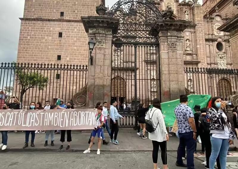 Manifestación de colectivas feministas en Morelia