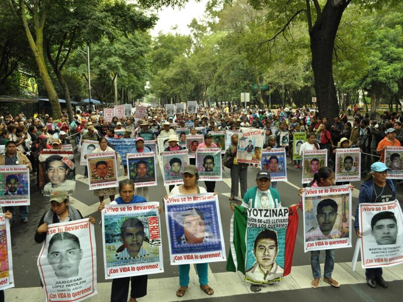 Manifestación sobre desaparición de Ayotzinapa