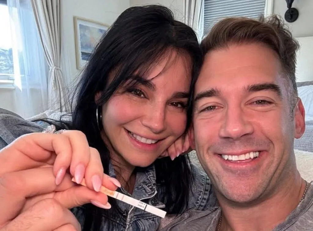 Martha Higareda y Lewis Howes revelan en conferencia que tendrán dos hijas