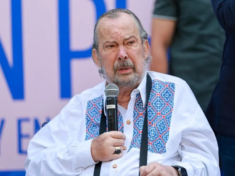 Mauricio Fernández Garza pide licencia