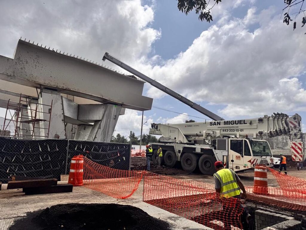 Megaobra del distribuidor vial La Hielera avanza con instalación de dos vigas de 30 toneladas: Bedolla-1