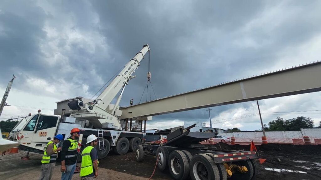 Megaobra del distribuidor vial La Hielera avanza con instalación de dos vigas de 30 toneladas: Bedolla-2