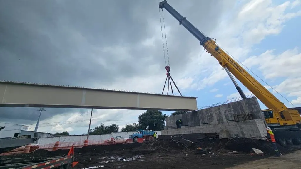 Megaobra del distribuidor vial La Hielera avanza con instalación de dos vigas de 30 toneladas: Bedolla-3