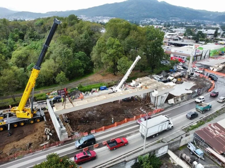 Megaobra del distribuidor vial La Hielera avanza con instalación de dos vigas de 30 toneladas: Bedolla