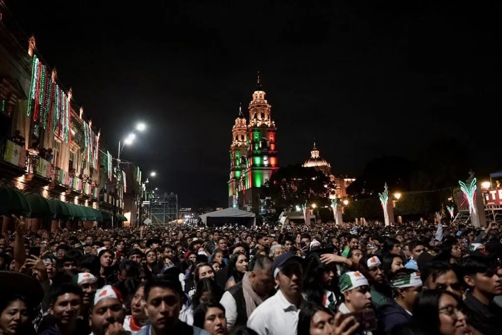 Miles de michoacanos celebran las fiestas patrias con Christian Nodal