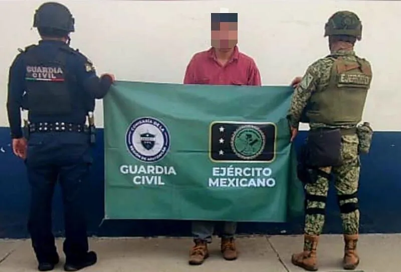 Militares y policías detienen a venezolano con fusil y droga en Apatzingán