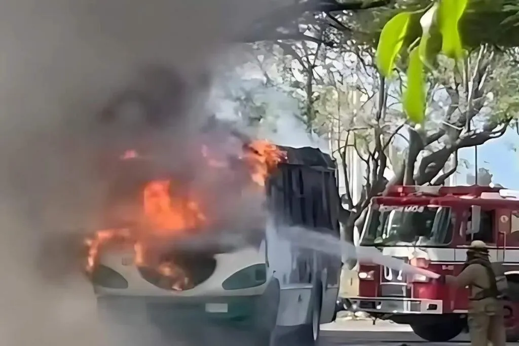 ¡Momentos de terror! Camión del transporte público se incendia en Zamora