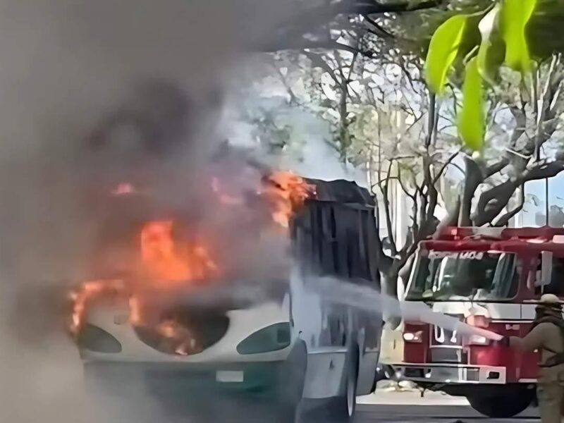 ¡Momentos de terror! Camión del transporte público se incendia en Zamora