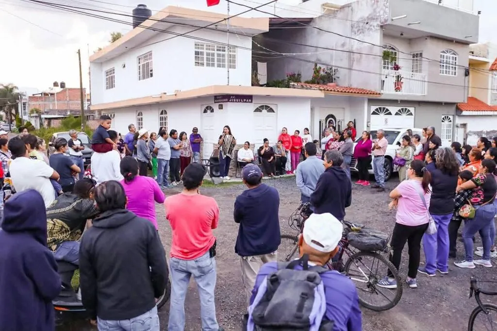 Mónica Valdez acuerda acciones con vecinos de la colonia Carlos Gálvez para prevenir inundaciones-2