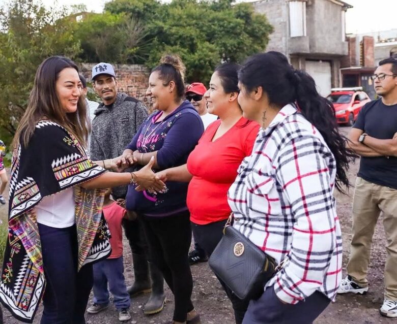 Mónica Valdez acuerda acciones con vecinos de la colonia Carlos Gálvez para prevenir inundaciones