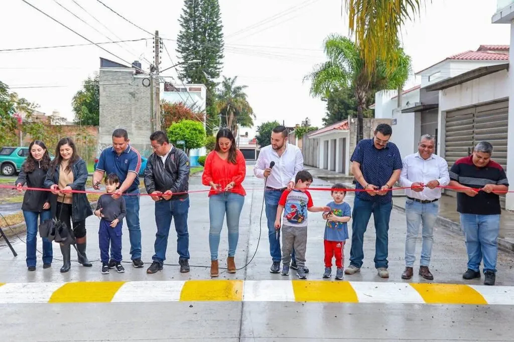 Mónica Valdez inaugura pavimentación de calle