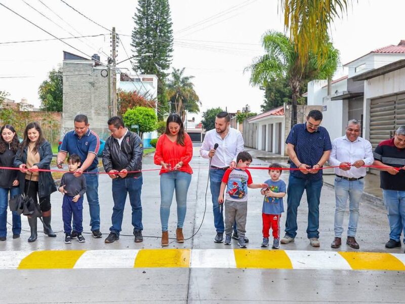 Mónica Valdez inaugura pavimentación de calle