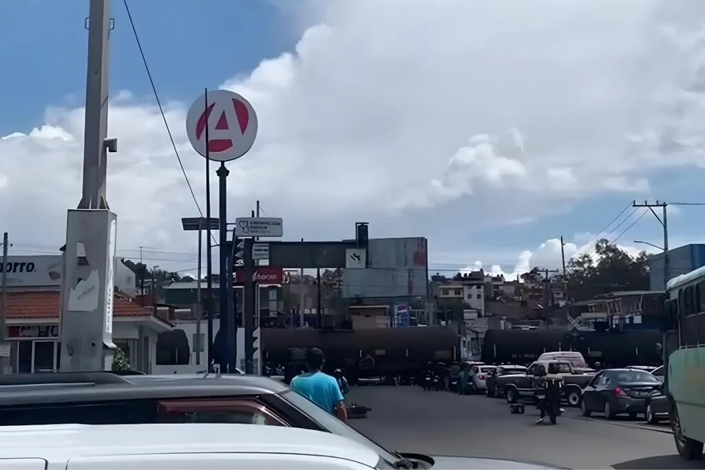 Motociclista sobrevive de milagro tras fuerte choque en Morelia que fue captado en Video