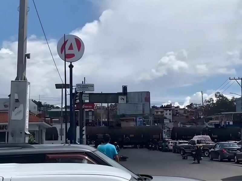 Motociclista sobrevive de milagro tras fuerte choque en Morelia que fue captado en Video