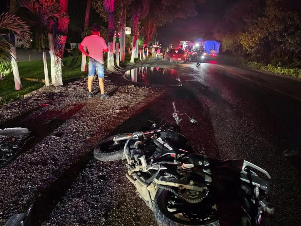 Muere joven en Lázaro Cárdenas luego de impactar su motocicleta y ser atropellado