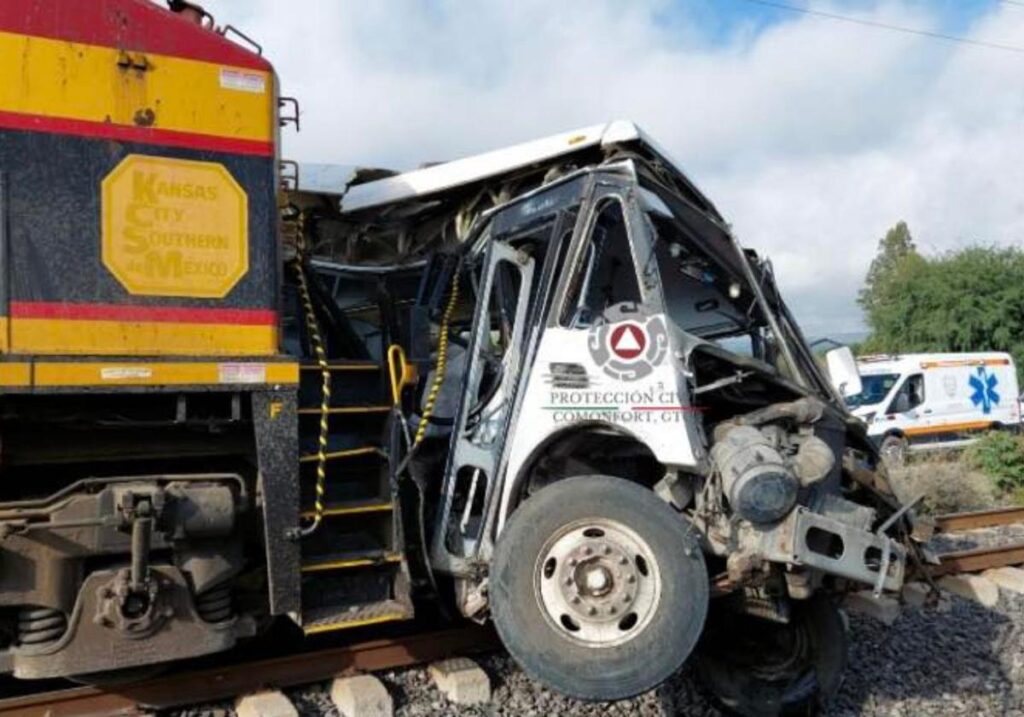 Mueren cinco personas en Guanajuato por choque entre tren y camión de pasajeros-1