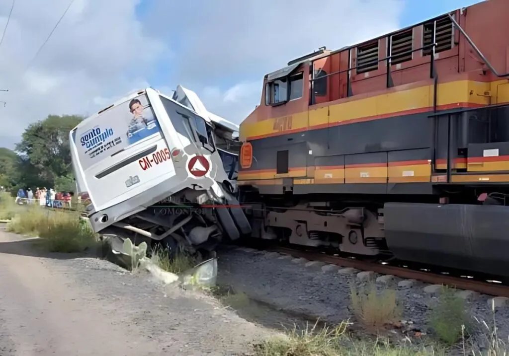 Mueren cinco personas en Guanajuato por choque entre tren y camión de pasajeros