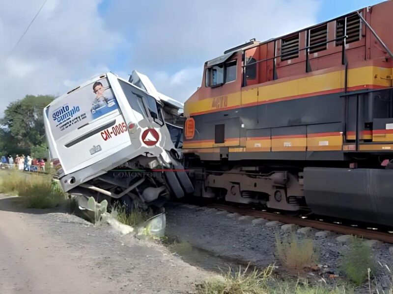 Mueren cinco personas en Guanajuato por choque entre tren y camión de pasajeros