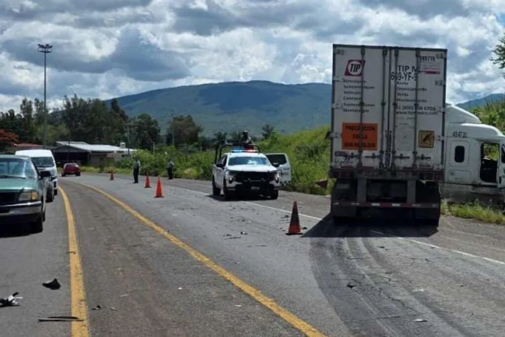 Mujer resulta herida tras choque entre tráiler y auto en Zamora