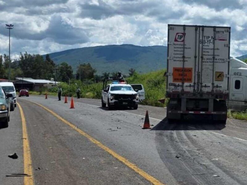 Mujer resulta herida tras choque entre tráiler y auto en Zamora