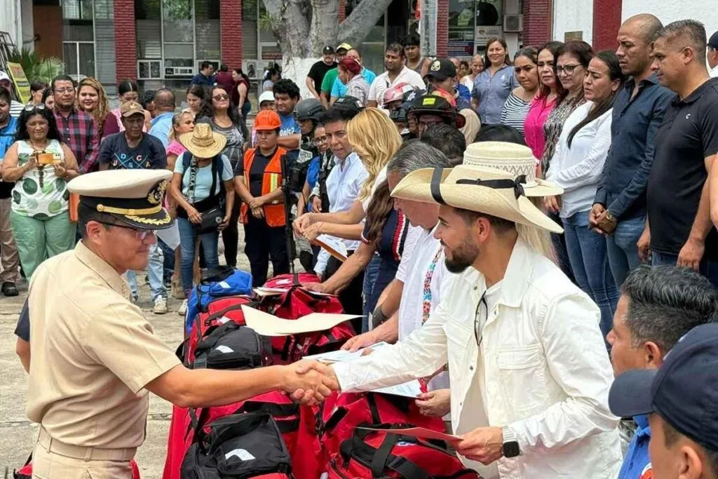 Participan en la conmemoración del 40 aniversario del sismo de 1985 en Lázaro Cárdenas