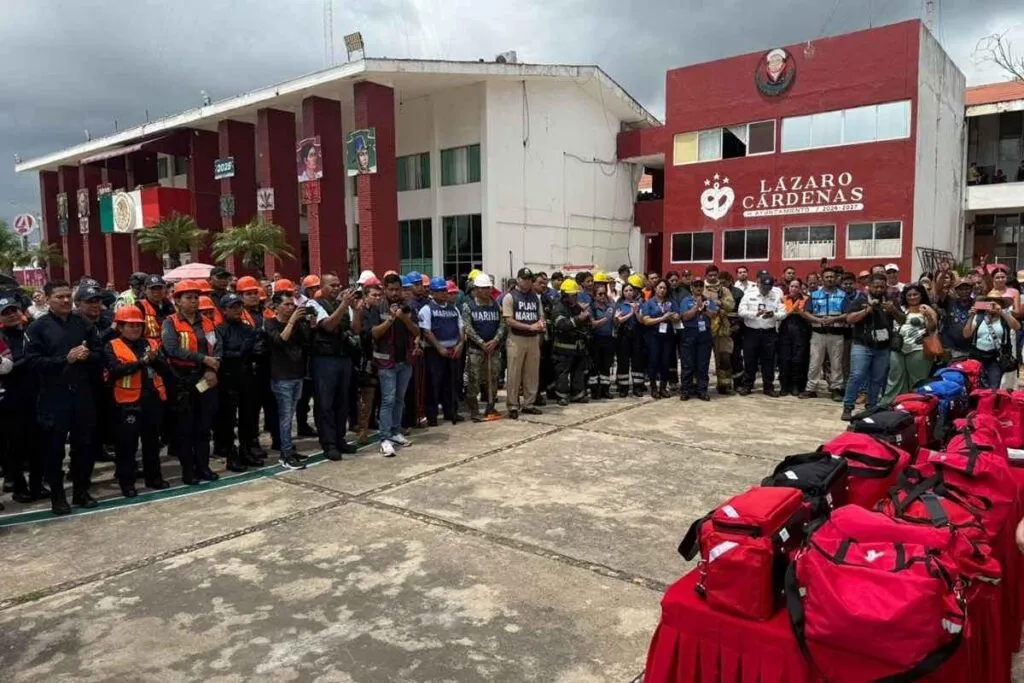 Participan en la conmemoración del 40 aniversario del sismo de 1985 en Lázaro Cárdenas-2