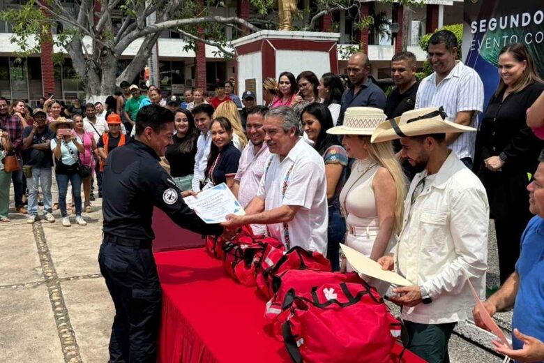 Participan en la conmemoración del 40 aniversario del sismo de 1985 en Lázaro Cárdenas