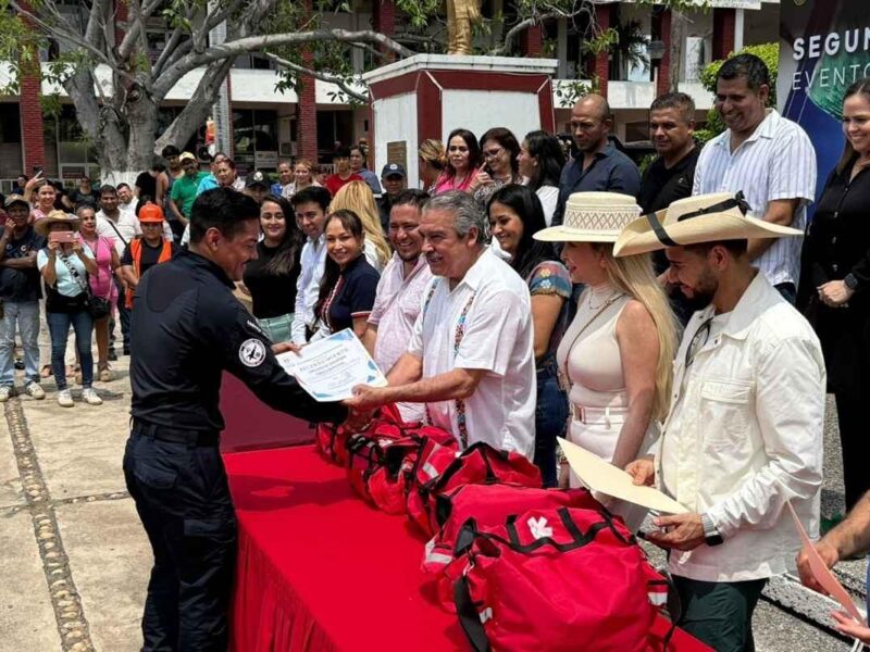 Participan en la conmemoración del 40 aniversario del sismo de 1985 en Lázaro Cárdenas