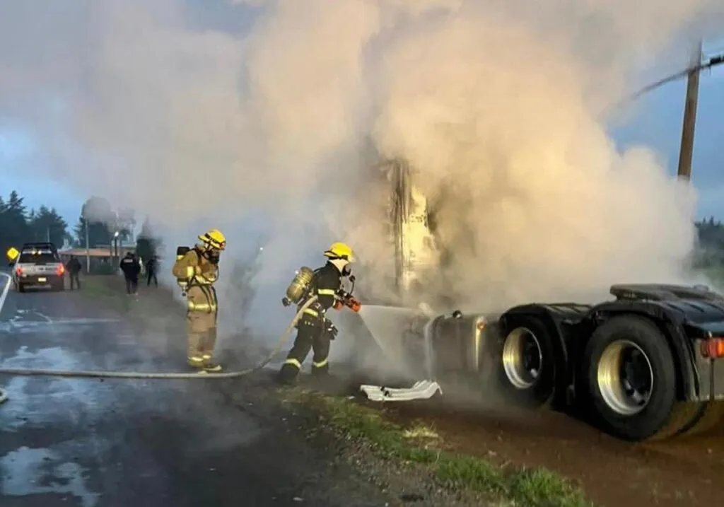 Pátzcuaro: Incendio provocado deja daños materiales en tractocamión