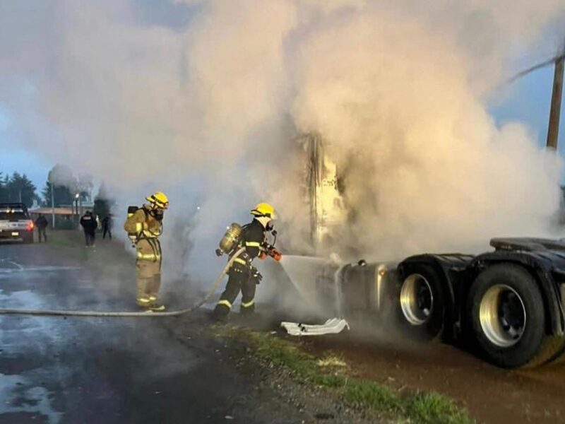 Pátzcuaro: Incendio provocado deja daños materiales en tractocamión