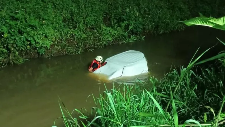 PC Michoacán y Policía Morelia rescatan a un joven que cayó con su vehículo al río Grande