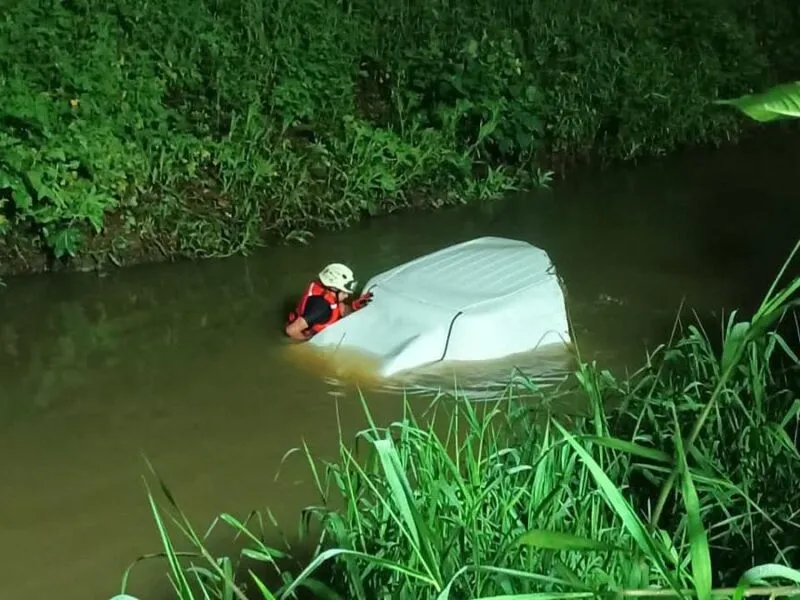 PC Michoacán y Policía Morelia rescatan a un joven que cayó con su vehículo al río Grande