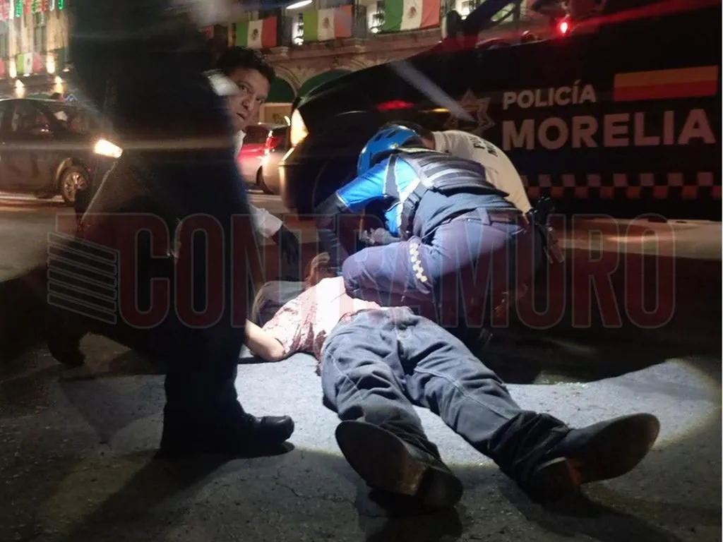 Persona se autolesiona con cuchillo frente a la Catedral de Morelia-1