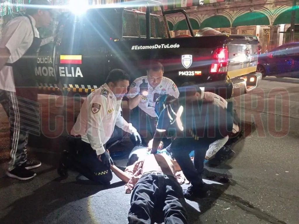 Persona se autolesiona con cuchillo frente a la Catedral de Morelia