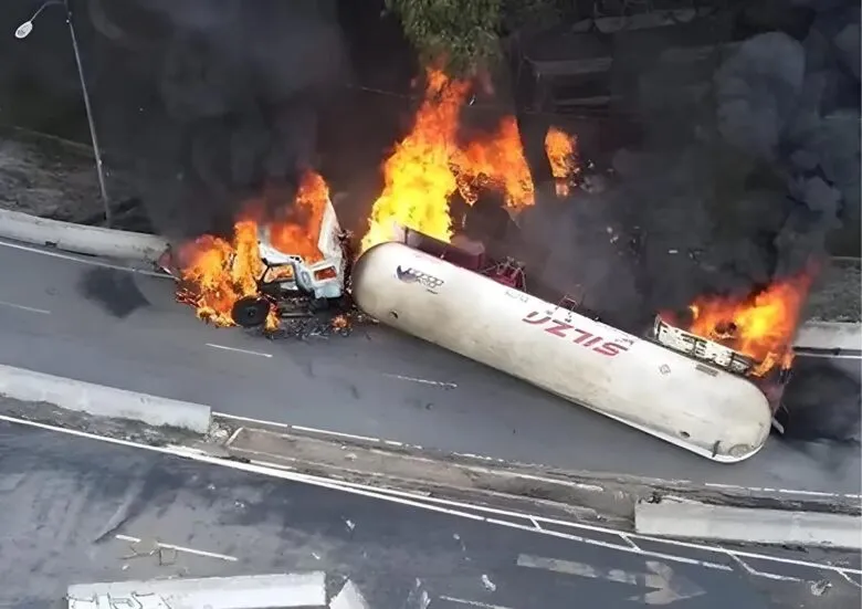 Pipa iba a exceso de velocidad, perdió el control en una curva y se impactó dos veces
