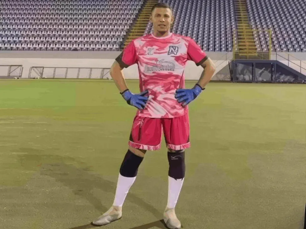 Portero nicaragüense se vuelve viral con pasarela