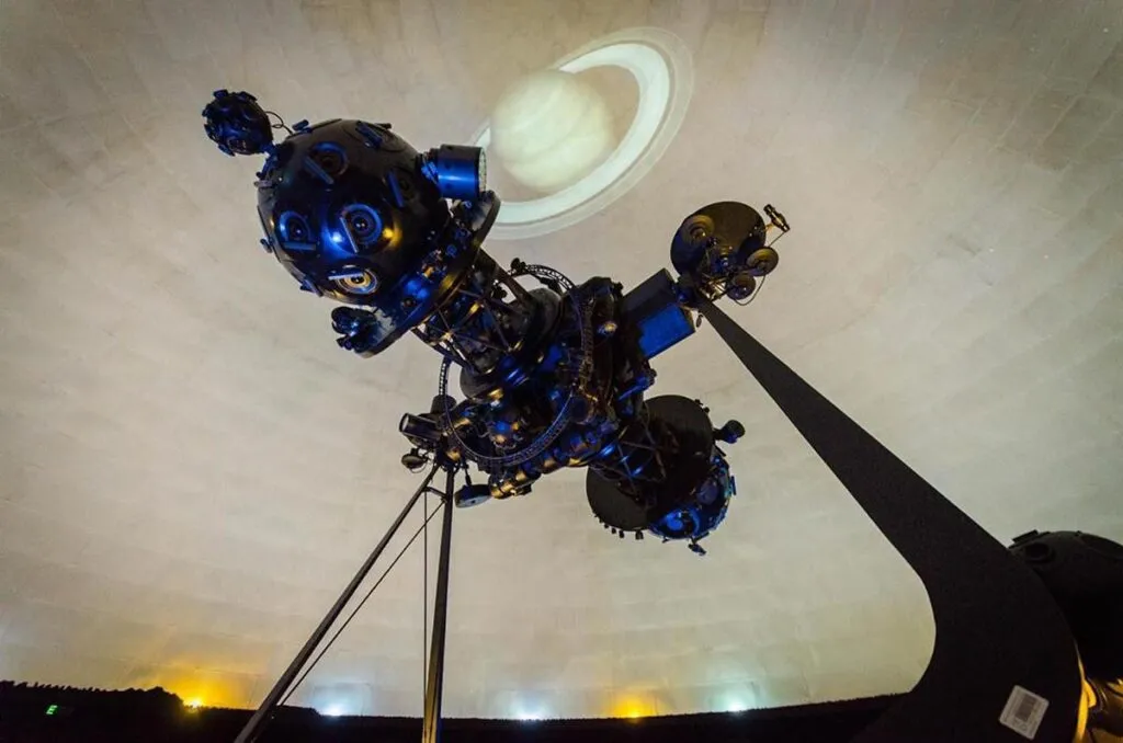 Proyector que deslumbró a generaciones tendrá lugar especial en el Planetario