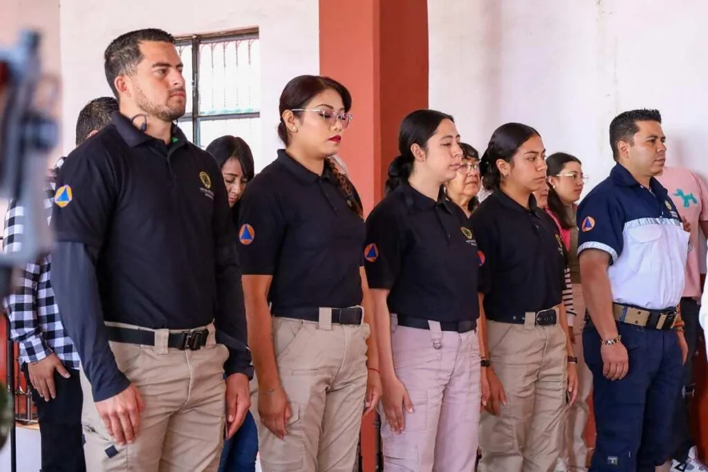 Quiroga honra a víctimas y participa en Simulacro Nacional 2025-1